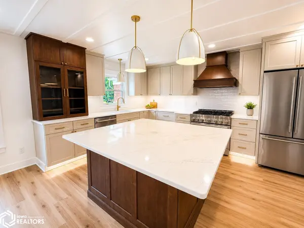 255 Willowbrook Dr, Mason City, IA 50401