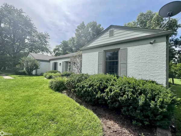 506 Fairway PL, Fairfield, IA 52556
