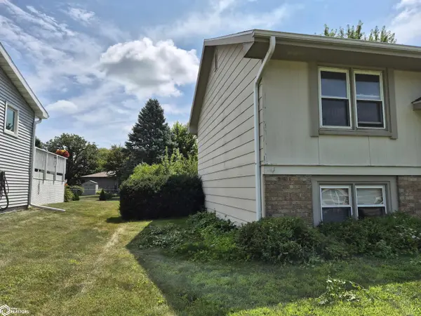1816 Sunset ST, Grinnell, IA 50112