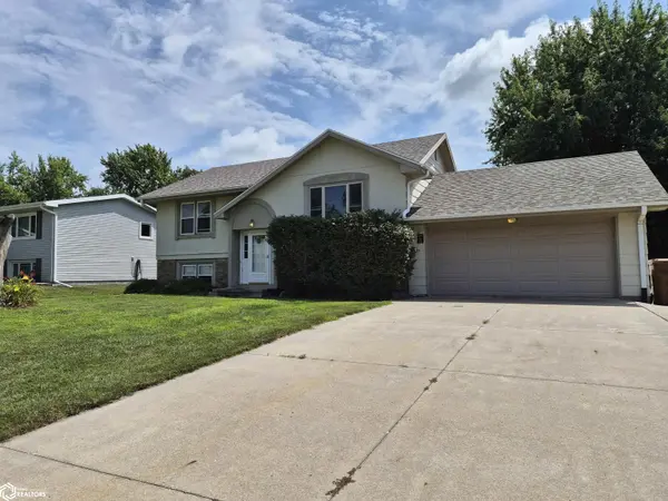 1816 Sunset ST, Grinnell, IA 50112
