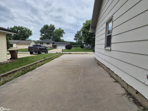 1816 Sunset ST, Grinnell, IA 50112