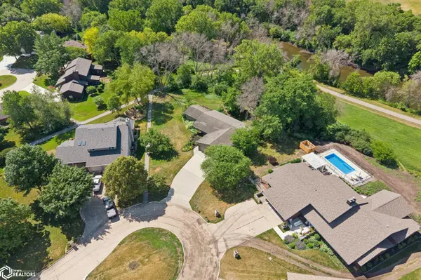 7 Woodbine RD, Mason City, IA 50401