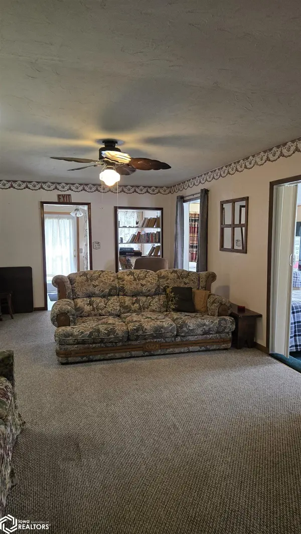 1304 SE Poplar ST, Leon, IA 50144