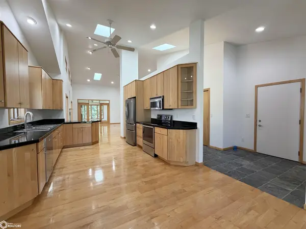 1102 S 12th AVE, Newton, IA 50208
