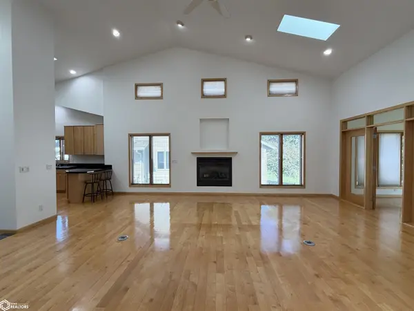 1102 S 12th AVE, Newton, IA 50208