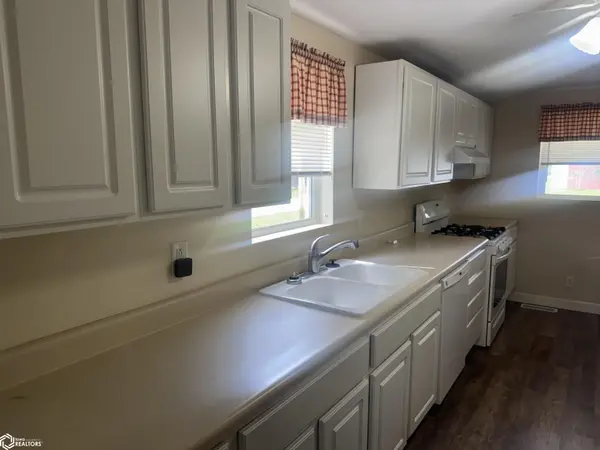 124 N Cross ST, Birmingham, IA 52535