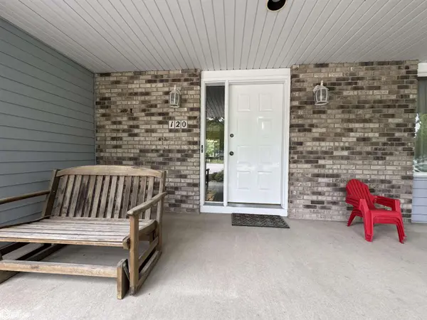 120 35th PL, Clear Lake, IA 50428