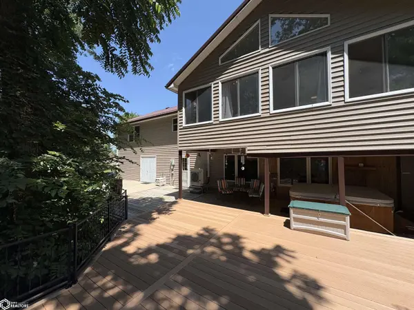 2028 Golfview CIR, Centerville, IA 52544