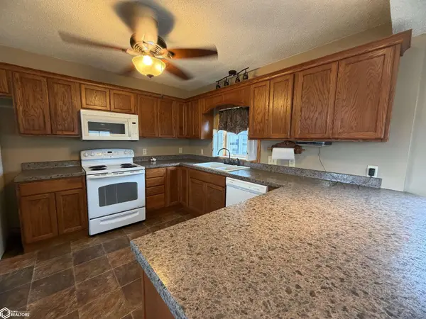 106 S Jeffrey ST, Le Grand, IA 50142
