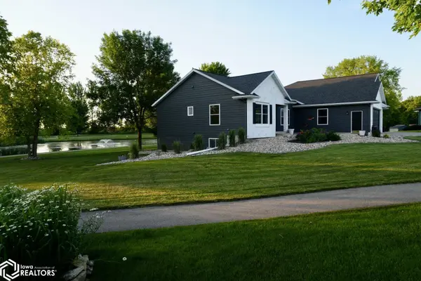 1611 Willow PL, Clear Lake, IA 50428