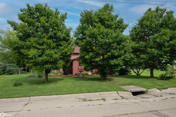 306 N 8th AVE, Vinton, IA 52349