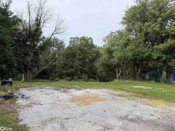 4 Hickory LN, Warsaw, IL 62379