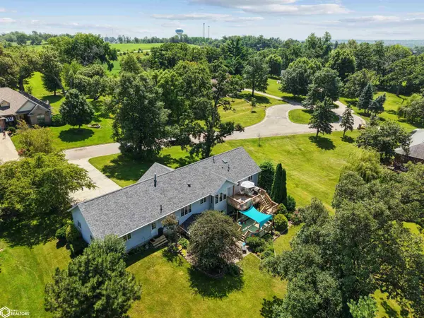 1032 Oakland DR, Tama, IA 52339