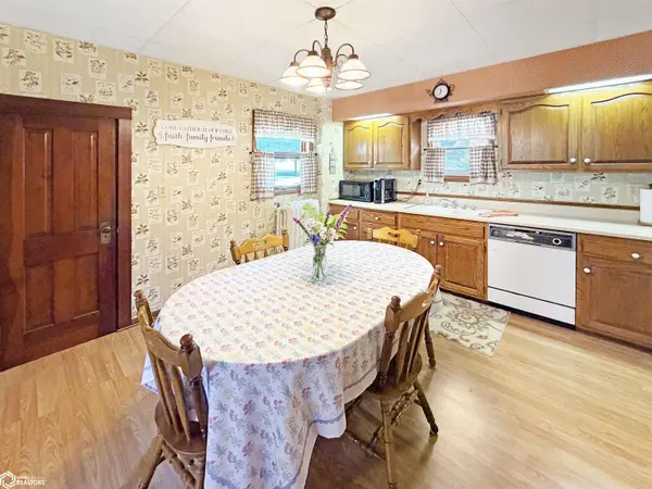 302 3rd AVE, Hampton, IA 50441