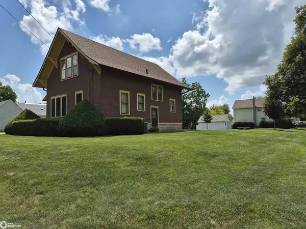 604 8Th AVE, Grinnell, IA 50112