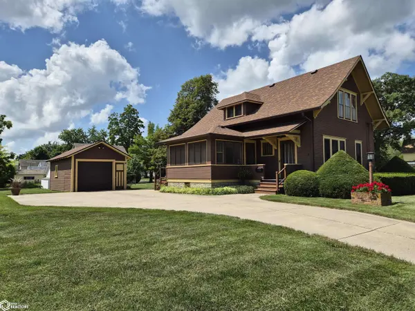 604 8Th AVE, Grinnell, IA 50112