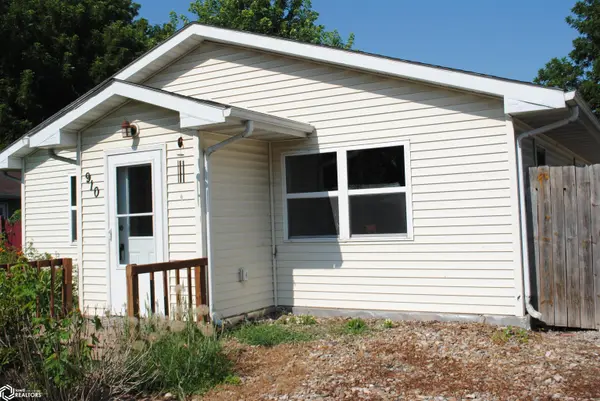 910 N 9th St, Fairfield, IA 52556