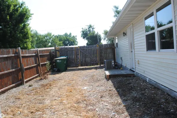 910 N 9th St, Fairfield, IA 52556