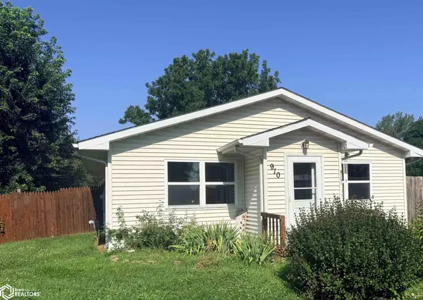 910 N 9th St, Fairfield, IA 52556