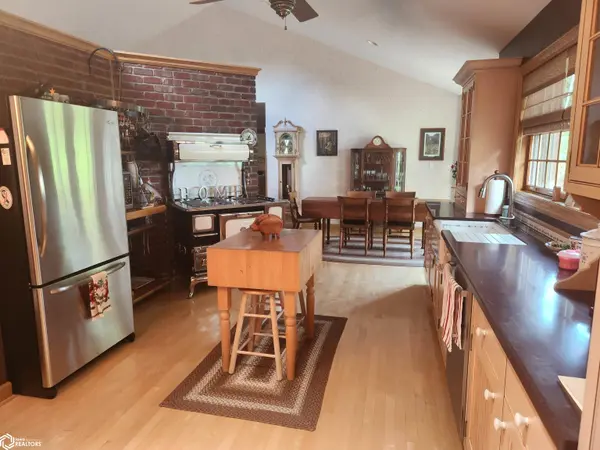 1022 Oakland DR, Tama, IA 52339