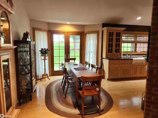 1022 Oakland DR, Tama, IA 52339