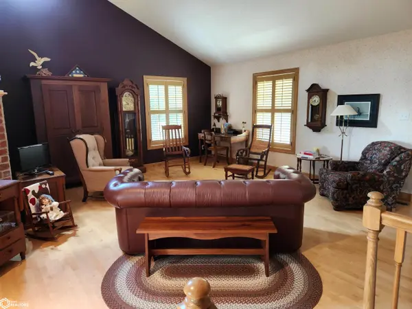 1022 Oakland DR, Tama, IA 52339