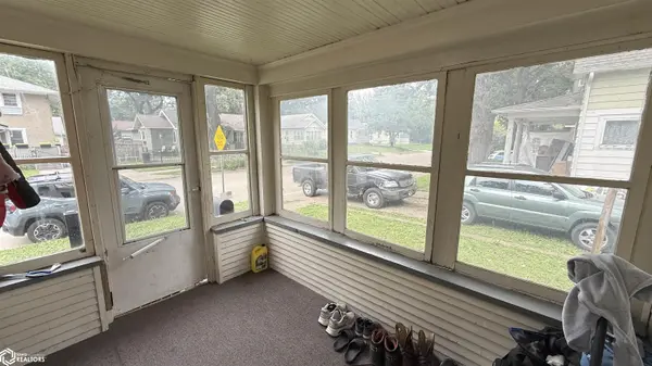323 9th ST, Mason City, IA 50401