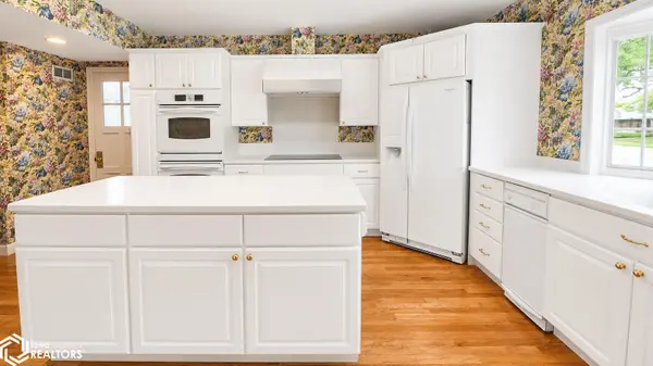 206 N 1St AVE, Lake Mills, IA 50450