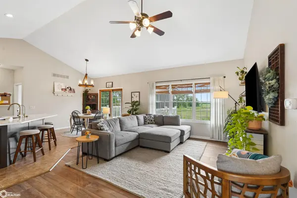304 E Oak CIR, New Sharon, IA 50207