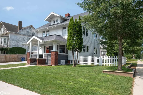 1003 2nd AVE, Vinton, IA 52349