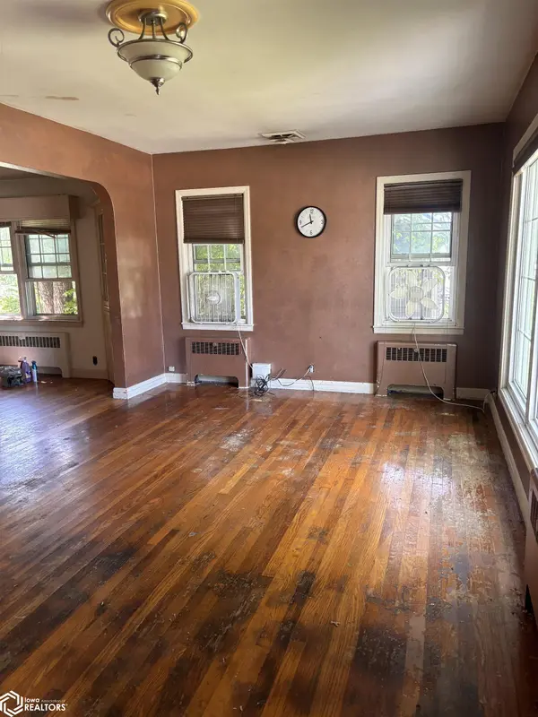 1003 S 4Th ST, Fairfield, IA 52556