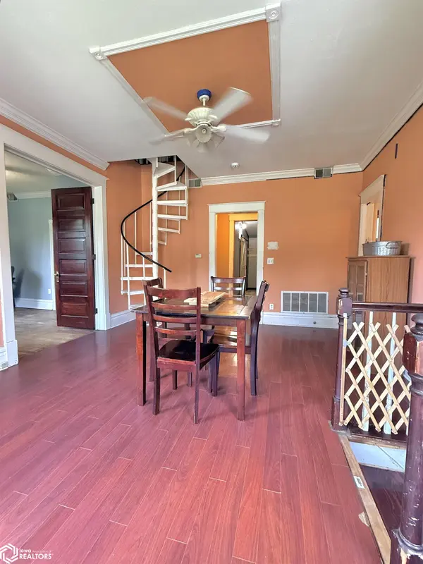 3054 Woodland DR, Cedar Rapids, IA 52404
