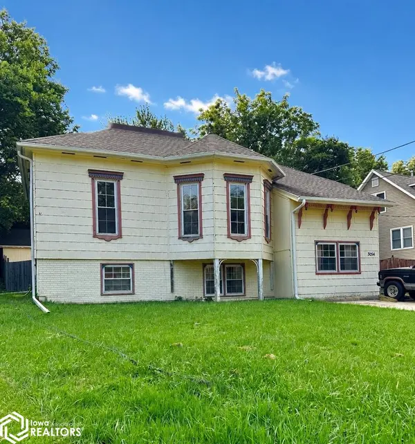 3054 Woodland DR, Cedar Rapids, IA 52404