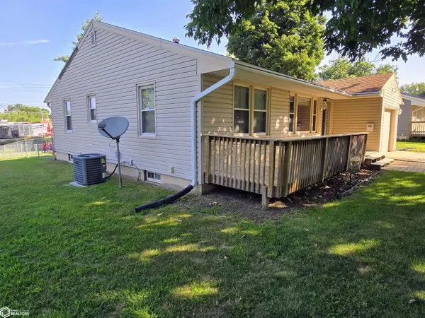 1014 Crest DR, Creston, IA 50801