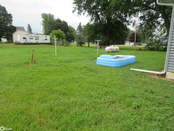909 South Street, Mallard, IA 50562