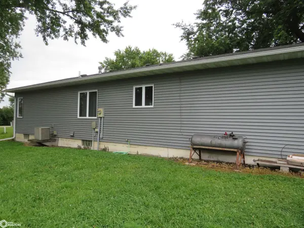 909 South Street, Mallard, IA 50562