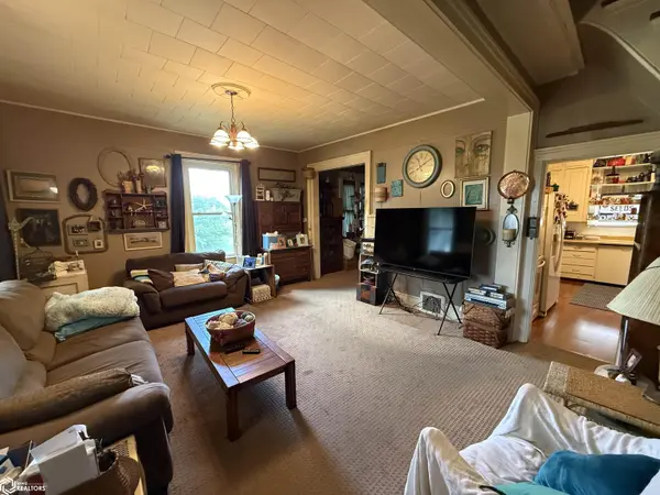 100 S Woodlawn AVE, Burlington, IA 52601