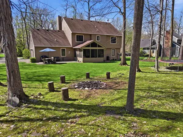10816 Country Wood TRL, Fort Wayne, IN 46845-1056
