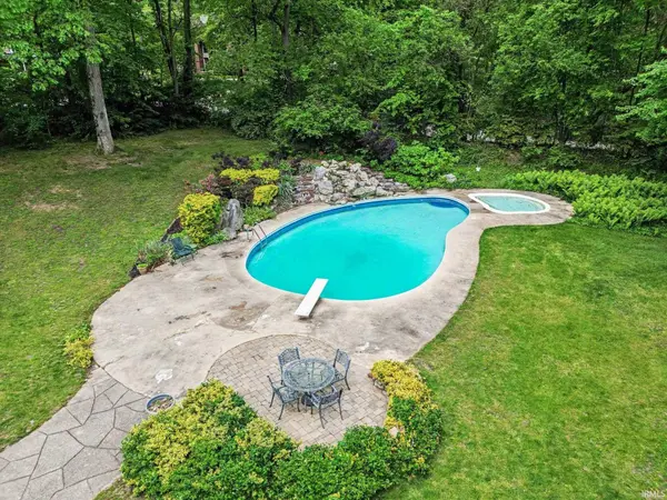 50555 Country Knolls DR, Granger, IN 46530