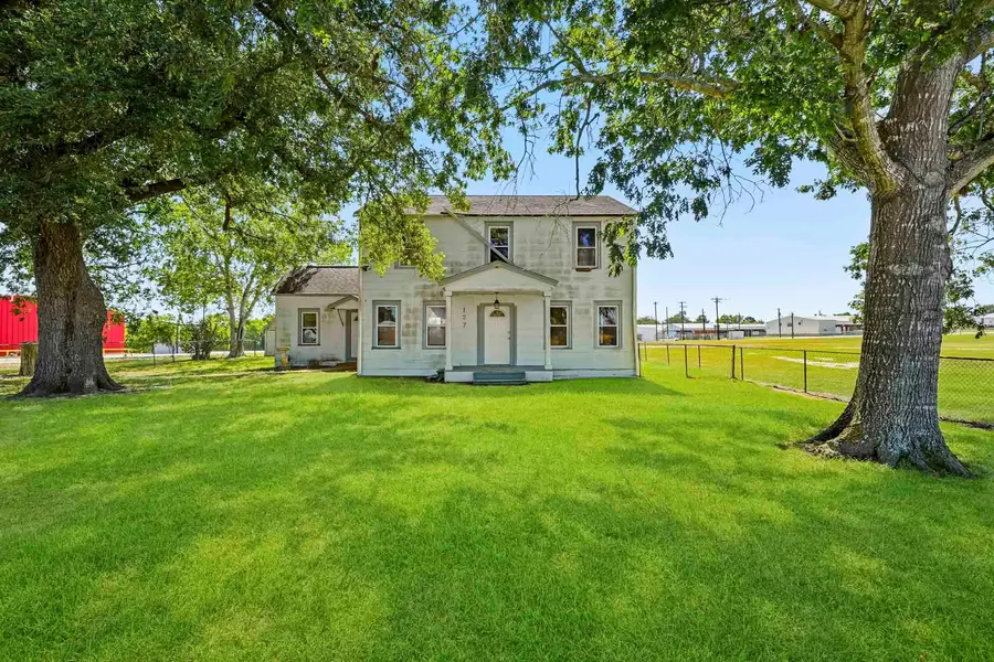 127 N Amthor ST, Bellville, TX 77418