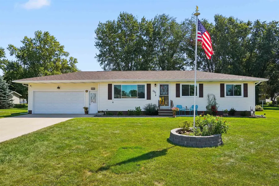205 6th St N, Fairbank, IA 50629