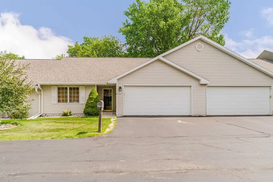 465 W PACKER AVE, Oshkosh, WI 54901-1585