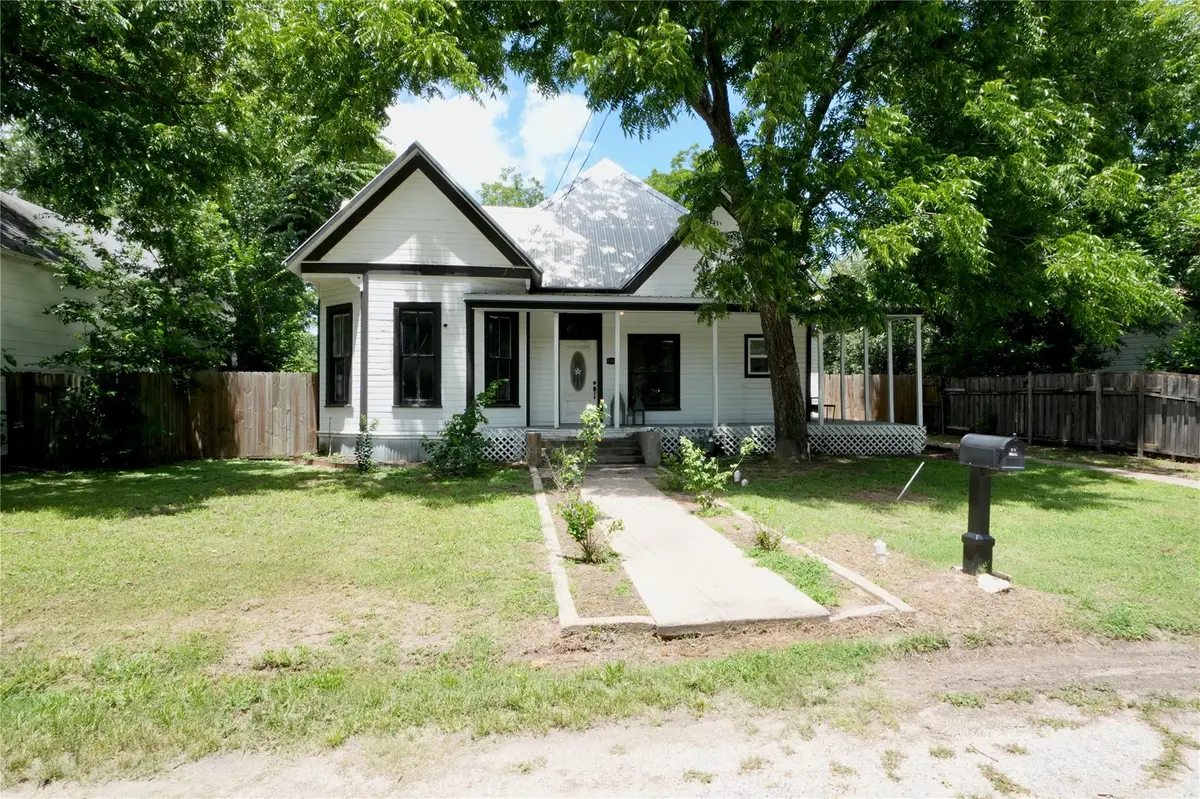 1704 N Houston Ave, Cameron, TX 76520