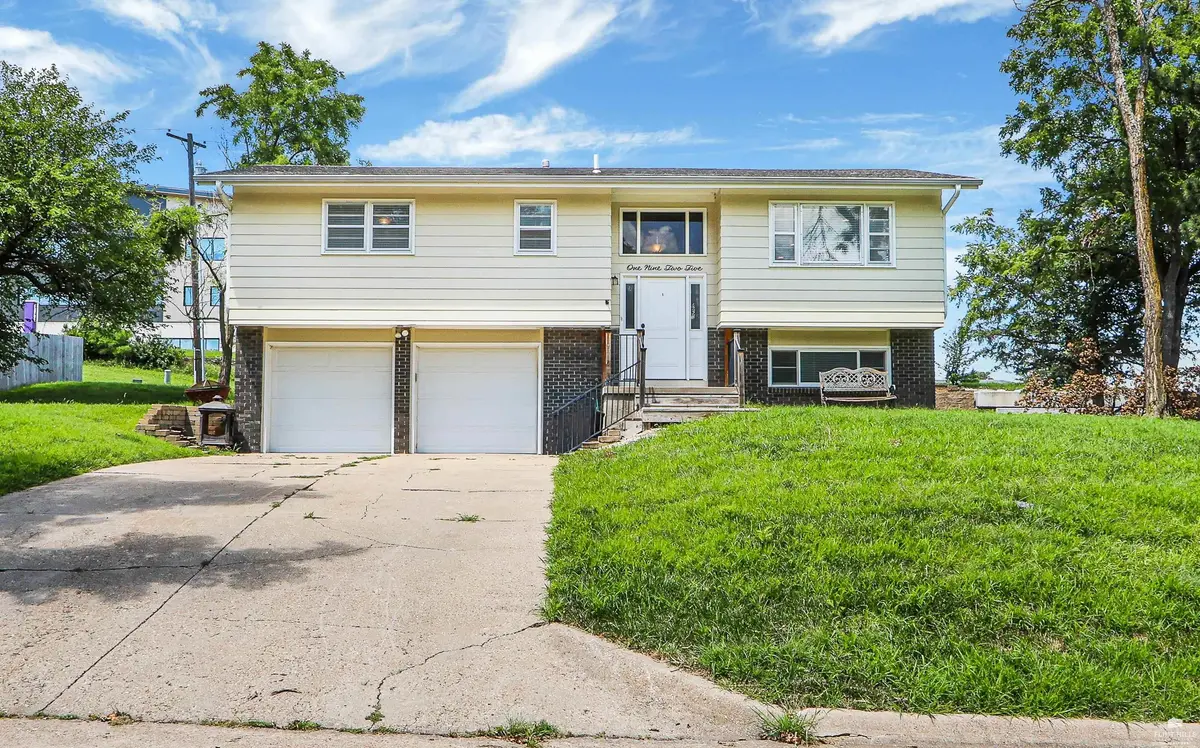 1925 Blue Hills RD, Manhattan, KS 66502