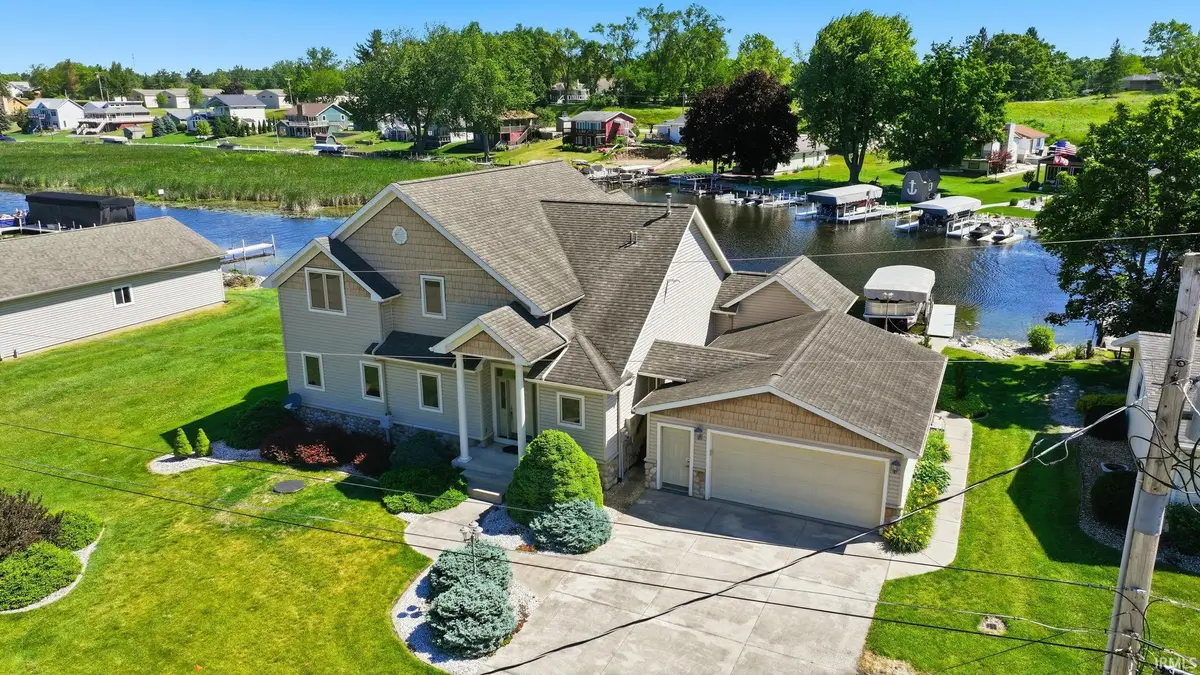 100 Lane 880 Snow Lake DR, Fremont, IN 46737