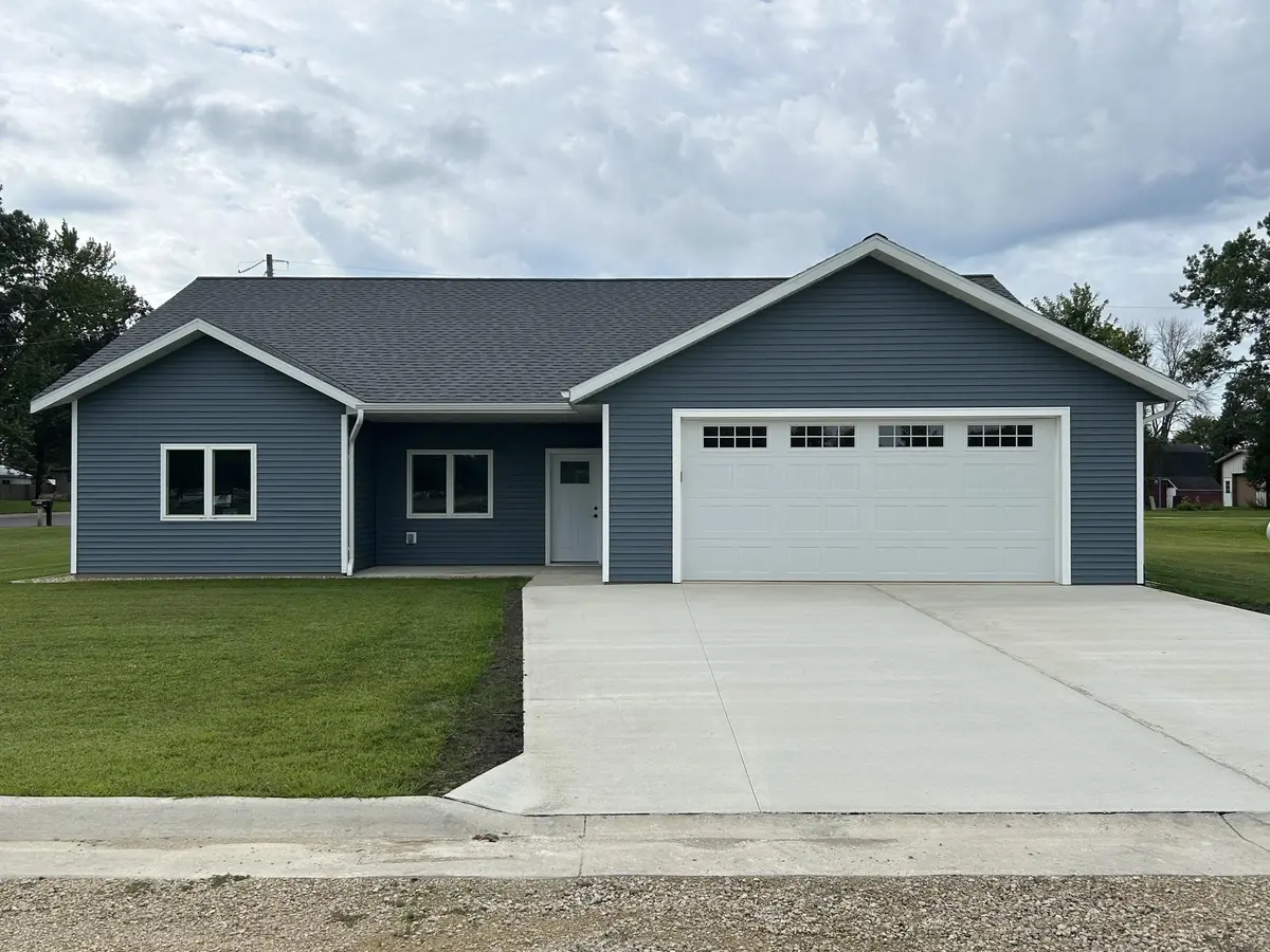 101 Maverick LN, Riceville, IA 50466