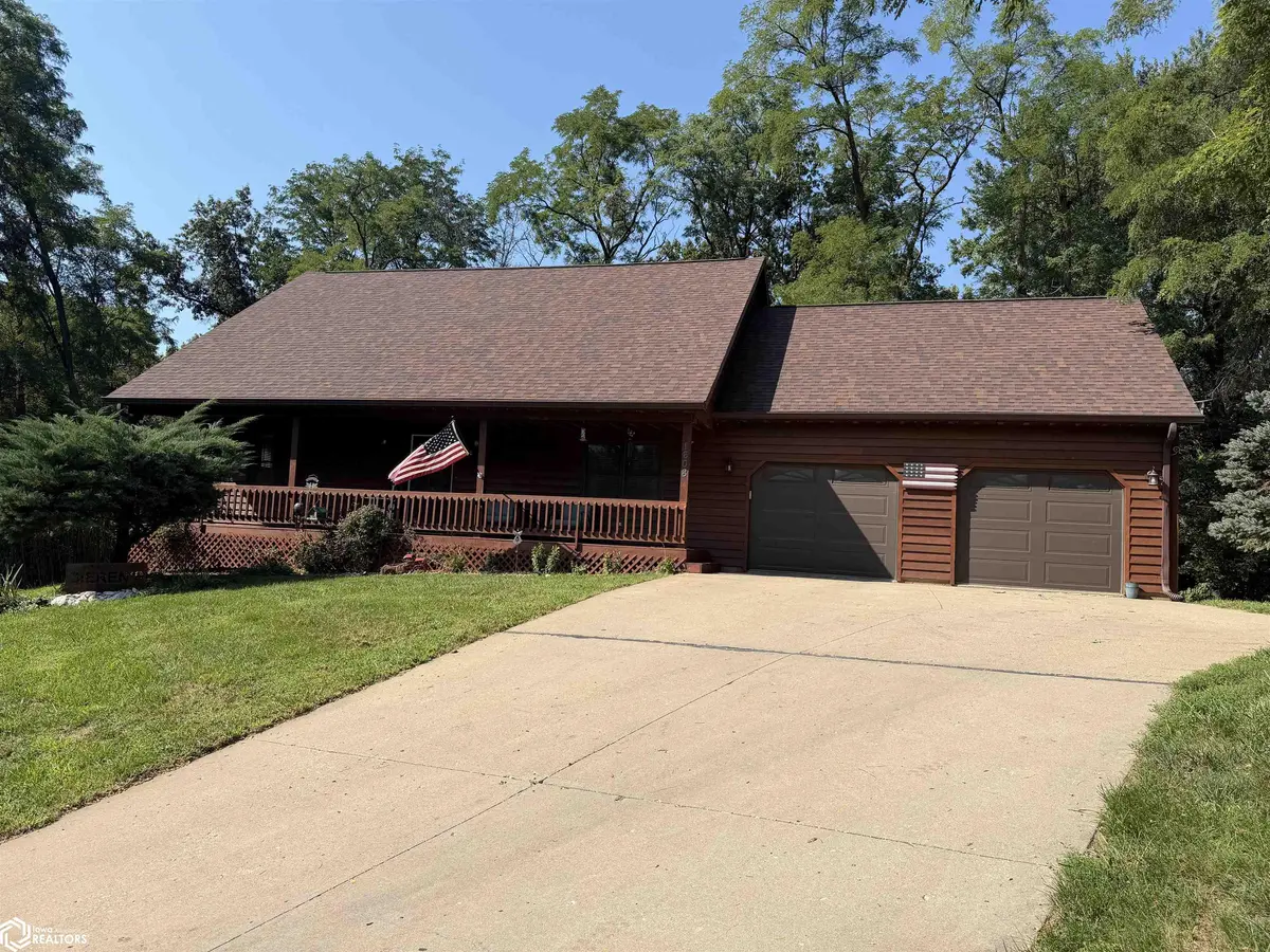 1608 Woodside CIR, Fairfield, IA 52556