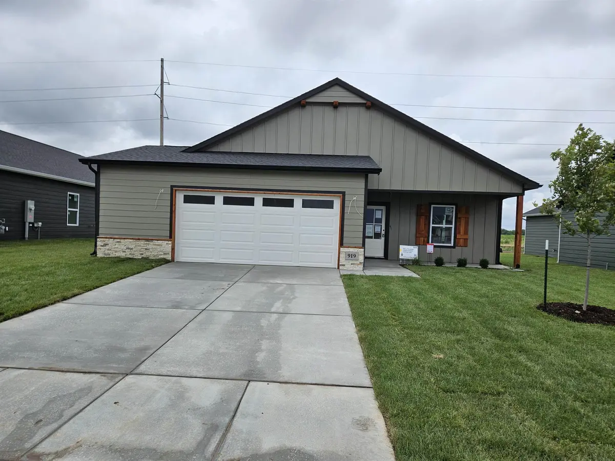 919 N Forestview St, Wichita, KS 67235