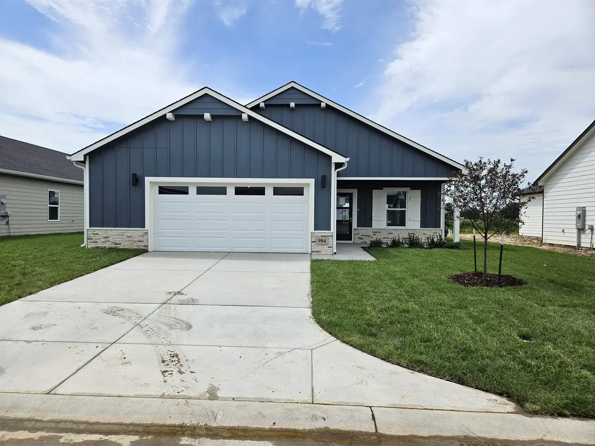 904 N Forestview Ct, Wichita, KS 67235