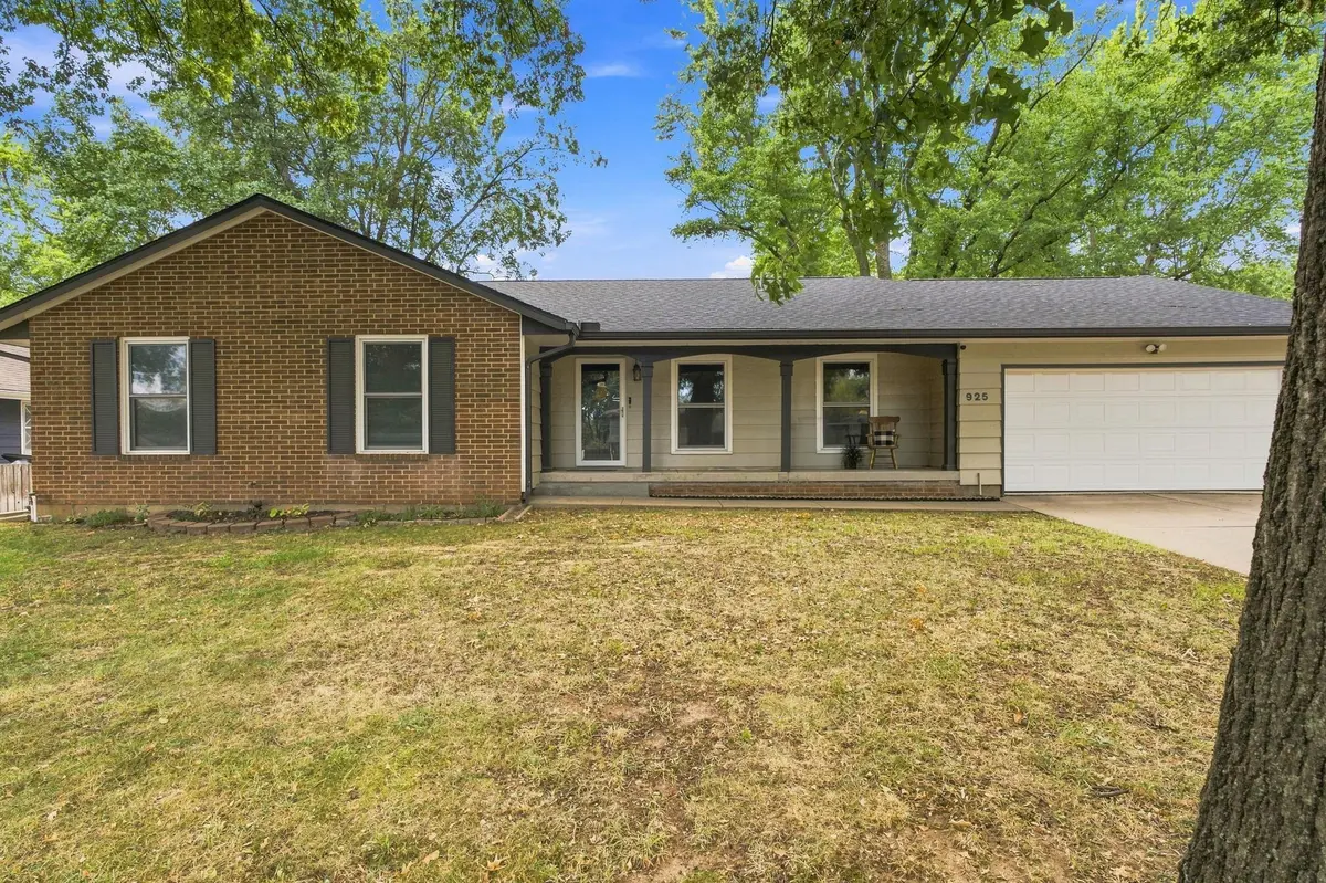 925 E Wedgewood Dr, Derby, KS 67037-1945